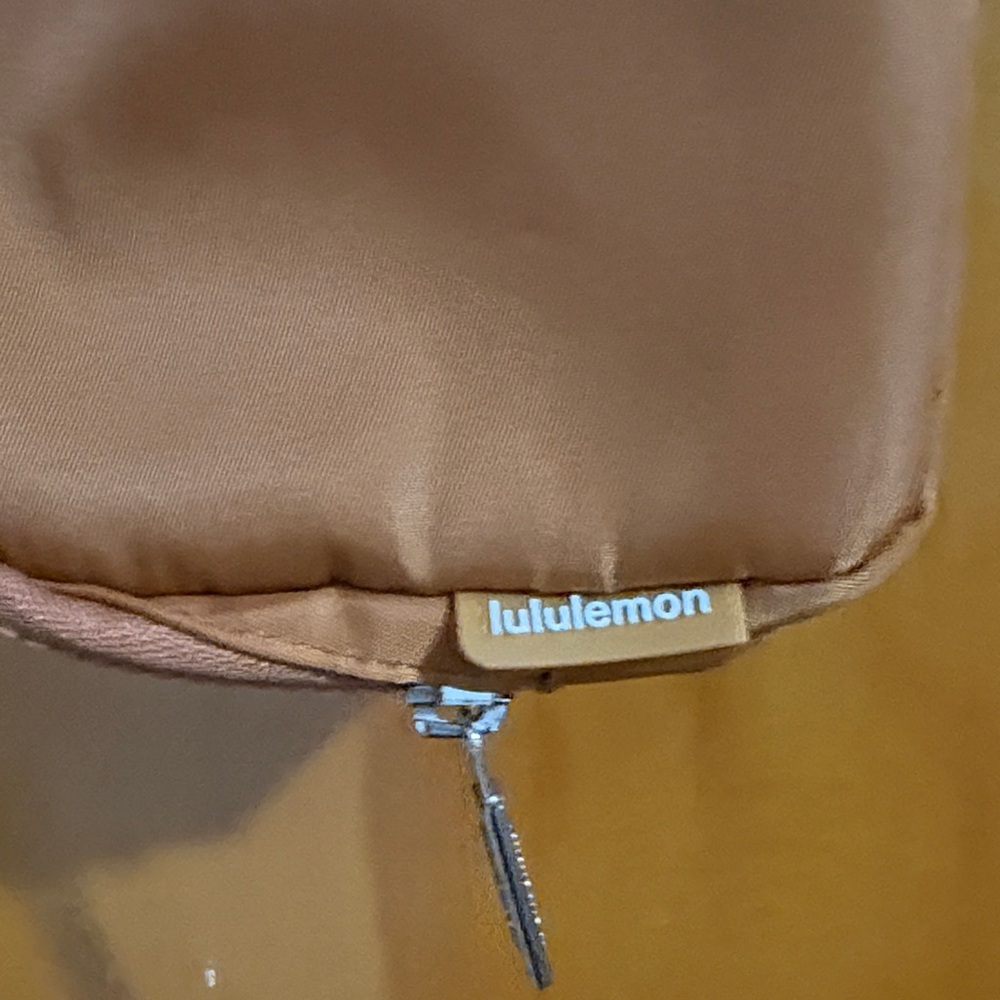 New lululemon waist bag - Picture 2 of 6